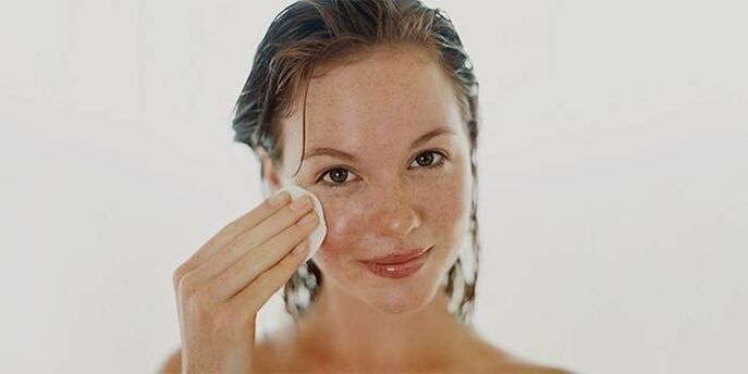 applicare l'olio sulla pelle del viso per il ringiovanimento