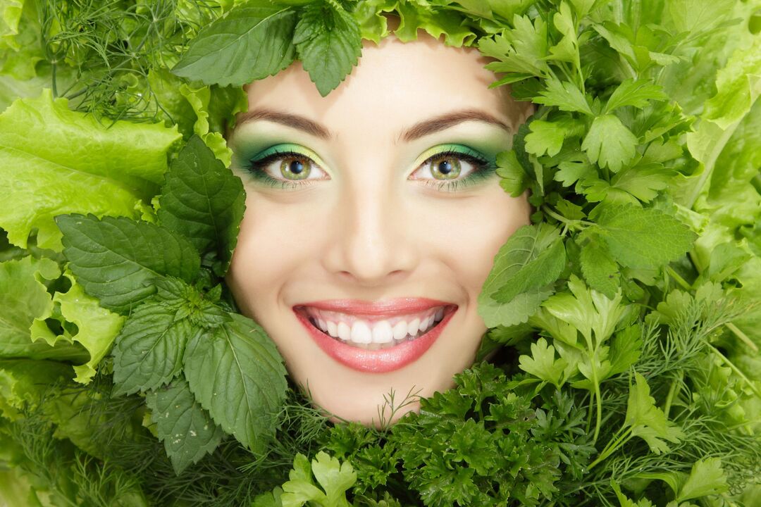 Pelle del viso giovane, sana e bella grazie all'utilizzo di erbe benefiche